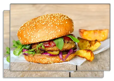Produktbild von Wallario Frühstücksbrettchen 2er Set aus Glas, je 20 x 30 cm, mit rutschfesten Füßen, Motiv Burger mit frischem Salat und Pommes