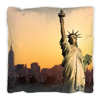 Produktbild von Wallario Premium Kissen, weiche Oberfläche, mit Motiv Freiheitsstatue New York, Größe: 60 x 60 cm, mit weißer Rückseite