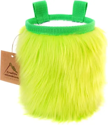 Furry Chalkbag von Crafty Climbing in leuchtendem Grün mit flauschiger Oberfläche und zwei Schlaufen.