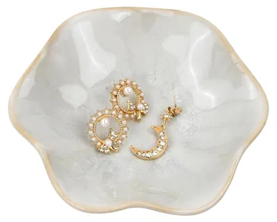 Produktbild von Keramische Schmuckschale in Lotusblattform – Handgefertigte Dekoschale für Ringe, Schlüssel und Schmuck – Ästhetisches Schmucktablett für Tisch und Nachttisch (Weiß)