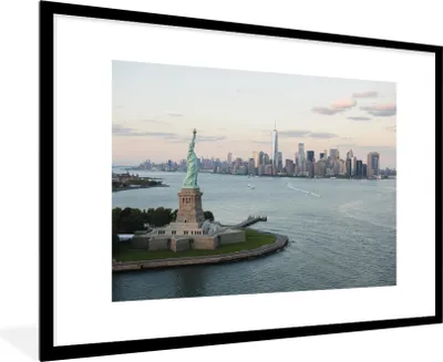 Produktbild von MuchoWow® Gerahmtes Poster New York - Freiheitsstatue - Amerika 90x60 cm - Poster mit Schwarzem Bilderrahmen Wandposter Rahmen Foto Bilder - Wanddekoration - Fotos