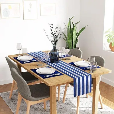 Productafbeelding van Famanu tafelset met vier placemats en een tafelkleed in blauw
