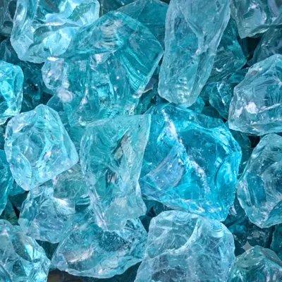 Türkise Glasbrocken dicht aneinander liegend im Detail