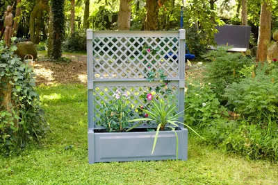 Zdjęcie produktu dla Donica KHW 100 cm z centralnym podestem, wymiary 100 x 43 x wys. 140 cm, wysokiej jakości tworzywo sztuczne, stabilna, odporna na warunki atmosferyczne i promieniowanie UV. Kolor: szary.