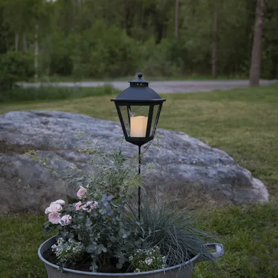 Produktbild von LED Laterne/Grablicht mit Kerze - Erdspieß - warmweiße LED - H: 85cm, D: 15,5cm - Timer - schwarz