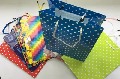 Produktbild von Sortiment Geschenktaschen - Tüten - Medium - 170x92x225 mm - A5-Taschen - 10 Tüten mit € 1,50 - € 2,25