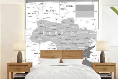 Produktbild von MuchoWow® Fototapete für Wohnzimmer oder Schlafzimmer Wandtapete Vinyl Motivtapete Illustration einer Karte der Ukraine mit der Flagge - schwarz und weiß - 200x220 cm - Vinyltapeten