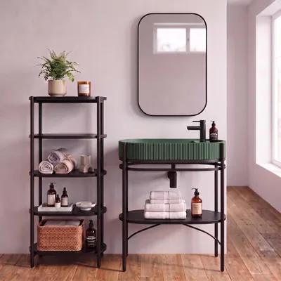 Immagine prodotto di Mobile lavabo semplice, con struttura in metallo nero e piano in cemento, lavabo nero, rubinetto nero, specchio e colonna