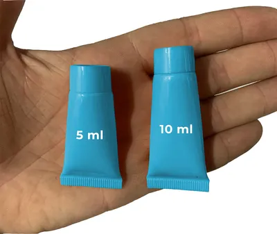 Produktbild von Set mit 50 nachfüllbaren Kosmetiktuben (10 ml, blau)