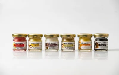 Produktbild von Bienenwachscremes 8 Sorten mit Propolis, Eselsmilch, Calendula, Avocado, Kiefernteer, Johanniskraut, Schwefel und Rose – natürliche Hautpflege