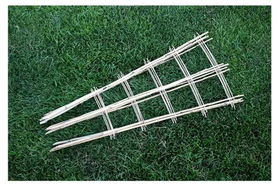 Produktbild von Bambus-Rankhilfe, Klettergerüst aus Holz, V-förmiges Gitterspalier, Rankgitter für Balkon und Kletterpflanzen, Maße: ca. B 12-33 cm x H 85 cm