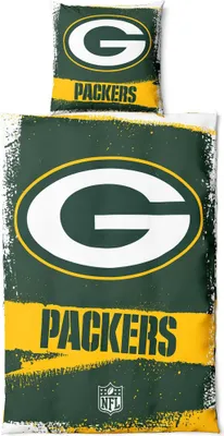 A Green Bay Packers themed duvet cover and pillowcase set.