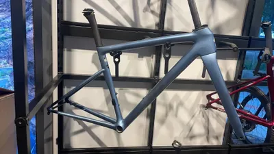 Immagine prodotto di Telaio in carbonio SL8 T1100 per biciclette da corsa - Freni a disco - Ultraleggero, 1,4 kg - Colore personalizzabile - Taglia del telaio: 49 cm - Blu ghiacciaio
