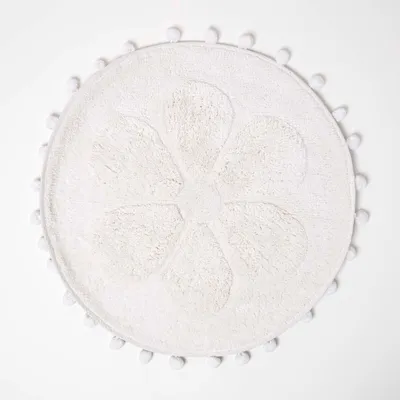 Produktbild von HOMESCAPES Runde Badematte Blume, 60 cm - Badvorleger weiß mit Pompons