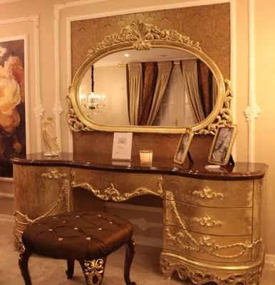 Produktbild von Casa Padrino Luxus Barock Schlafzimmer Set Braun / Gold - 1 Schminkkommode & 1 Spiegel & 1 Hocker mit Glitzersteinen - Prunkvolle Schlafzimmer Möbel im Barockstil - Luxus Qualität