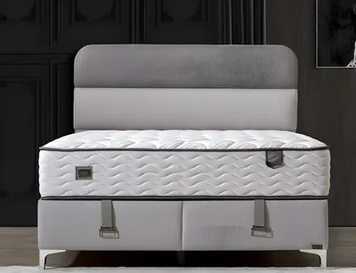 Produktbild von Elegantes weißes Bett mit Matratze aus Holz und Textil