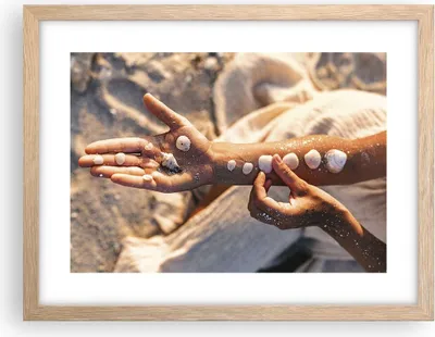 Produktbild von Gerahmtes Poster - Rahmen in heller Eiche - Muschel Hand Strand - 40x30 cm - Wand Bild - Wanddeko - Wandbilder - Kunstposter - Wandposter - Bilderrahmen - Bilder - Kunstdruck - P2NAA40x30-5102