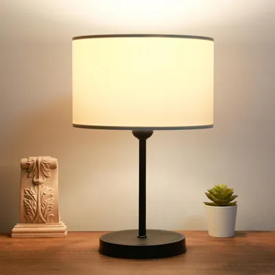 Produktbild von Opviq, Hochwertige Tischlampe aus 100% Metall, Cremefarben, 37 cm hoch, 24 x 15 cm Schirm, 150 cm Kabel, E27 Fassung, Max 40 W | Elegantes Design für jedes Zuhause.