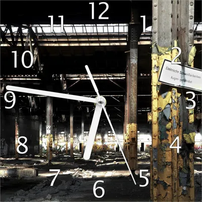 Produktbild von Wallario Design Wanduhr Verlassene alte Fabrik-Halle mit leuchtenden Sonnenstrahlen aus Echtglas, Größe 20 x 20 cm