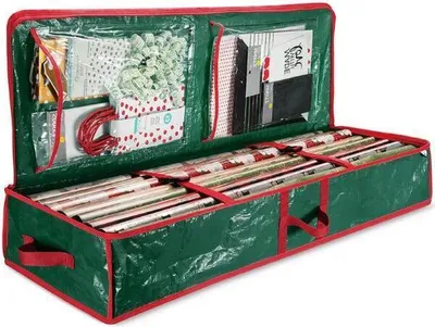 Grüner und roter Aufbewahrungsbeutel für Weihnachtsgeschenkpapier, geöffnet, mit Rollen Geschenkpapier, Geschenktüten und Bändern im Inneren