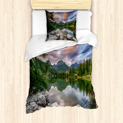 Produktbild von ABAKUHAUS Berg Mantele, See durch Wald Berg, Milbensicher Allergiker geeignet mit Kissenbezügen, 135 cm x 200 cm - 80 x 80 cm, Mehrfarbig