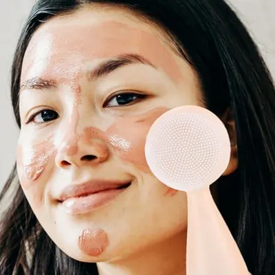 Produktbild von Weiße manuelle Silikonbürste zur Gesichtsreinigung, zum Peeling und zur Pflegeaufnahme für die tägliche Gesichtspflege