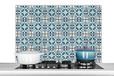 Produktbild von KitchenYeah®  Spritzschutz Küche - Küchenrückwand - Wandschutz für Herd und Spüle - Blau - Muster - Kacheln 100x65 - Alu-Dibond (Alternative zum Spritzschutz aus Glas) - Hitzebeständig - Herdspritzsch