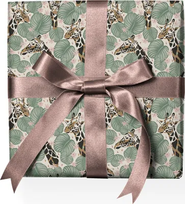 Produktbild von feines Afrika Tier Geschenkpapier mit Giraffen zwischen Tropen Blättern, beige grün - G22139, 32 x 48cm