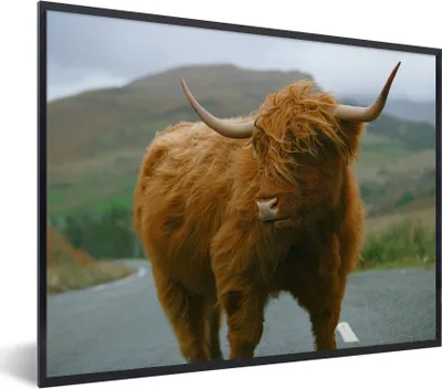Produktbild von MuchoWow® Gerahmtes Poster Schottischer Highlander - Berg - Straße 40x30 cm - Poster mit Schwarzem Bilderrahmen Wandposter Rahmen Foto Bilder - Kunstposter - Wanddekorationen