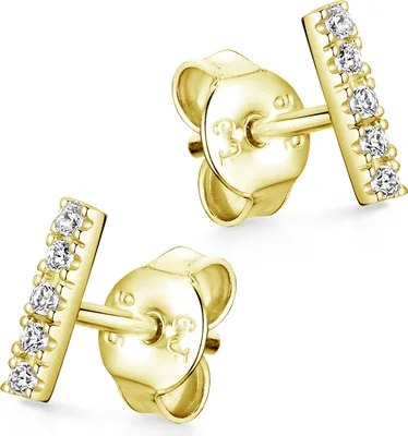 Ein Paar elegante Ohrstecker in Form eines Stabes in Gold vergoldet mit je 5 weißen Zirkonia Steinen auf weißem Hintergrund.