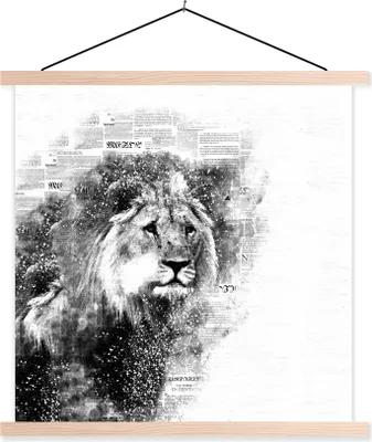 Produktbild von MuchoWow® Textilposter Löwe - Zeitung - Schwarz - Weiß 120x120 cm mit holzfarbenen Rahmen - Textil-Poster