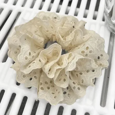 Image de Chouchou vintage en tissu brodé d'un beige élégant