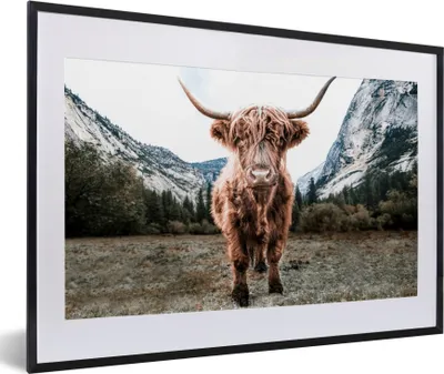 Produktbild von MuchoWow® Gerahmtes Poster Schottischer Highlander - Berg - Tiere 60x40 cm - Poster mit Schwarzem Bilderrahmen Wandposter Rahmen Foto Bilder - Schlafzimmer - Plakat in Rahmen - Drucken