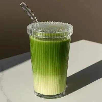Produktbild von Ribble geripptes Drinkglas 380 ml mit Deckel und Glasstrohhalm