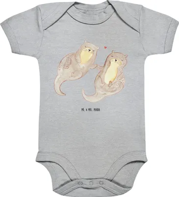 Produktbild von Mr. & Mrs. Panda Babybody Otter Hände halten 3. - 6. Monat - Heather Grey - Geschenk, Strampler, Baby, Händchen, Liebe, glücklich, overall, Babystrampler, Seeotter, Paar