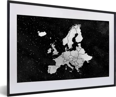 Produktbild von MuchoWow® Gerahmtes Poster Europa-Karte auf Sternenhintergrund von Aquarell - schwarz und weiß 60x40 cm - Poster mit Schwarzem Bilderrahmen Wandposter Rahmen Foto Bilder - Schlafzimmer - Plakat in Rahmen - Drucken
