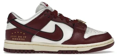 Imagen del producto de Nike Dunk Low SE Sisterhood, color Sail/Team Red (para mujer) - Talla EU 42