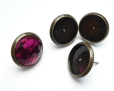 Produktbild von Vintageparts 8 Ohrstecker antik Bronze für 12 mm Cabochon, Messing mit Silikonstopper