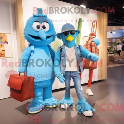 Produktbild von Maskottchenfigur REDBROKOLY einer himmelblauen Paella gekleidet in Boyfriendjeans und Handtaschen