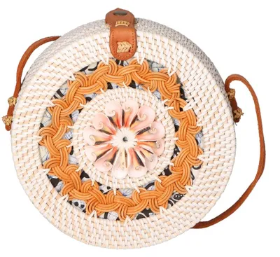 Produktbild von Geflochtene Strohtasche Orange mit Muscheln und Federn Nachhaltig und Handgefertigt Clara UNICA 20x20x10 cm