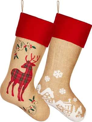 Produktbild von BRUBAKER 2er Set Weihnachtsstrumpf zum Befüllen und Aufhängen - Weihnachtsdorf und Rentier - 52 cm groß - Nikolausstrumpf