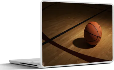 Produktbild von MuchoWow® Laptop Aufkleber Sticker Cover Ein Basketball im Scheinwerferlicht auf einem Basketballplatz 36.5x27.5 cm - Laptop-Sticker