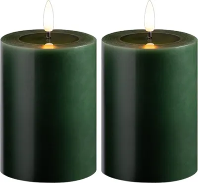 Produktbild von 2er Set Stumpenkerzen LED grün klein - Echtwachskerze mit beweglicher Flamme flackernd mit Echtwachspiegel - Timerfunktion für 6 Stunden warmweißes Licht 7,5cm ø 10cm Höhe - 2 AA Batterien nötig