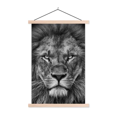 Produktbild von MuchoWow® Textilposter Tiere - Löwe - Schwarz - Weiß - Porträt 60x90 cm mit holzfarbenen Rahmen - Textil