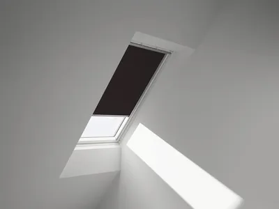 Immagine prodotto di Tenda oscurante VELUX uni marrone scuro telaio manuale alluminio DKL SK08 4559S