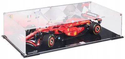 Produktbild von Blacked Brick Vitrine mit bedruckter Rückwand für LEGO® 42207 Technic – Ferrari SF-24 F1 Rennwagen