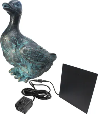 Produktbild von Ente Solarbrunnen Wasserspeier solarbetrieben – Teichfigur mit Solarpumpe & Wasserspiel – Gartendeko aus Polyresin in Bronze-Optik – 26,5 × 16,5 × 29,5 cm – Solarteichfigur für Gartenteich & Wasserlauf