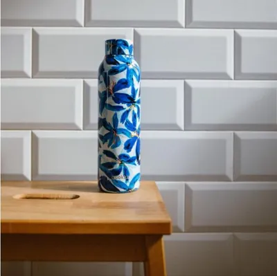 Productafbeelding van Quokka Solid, roestvrijstalen fles/thermoskan, blauw met hibiscusmotief, 630 ml, 12180