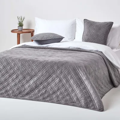 Produktbild von HOMESCAPES Samtweiche Tagesdecke mit geometrischem Muster, anthrazit, 200 x 200 cm