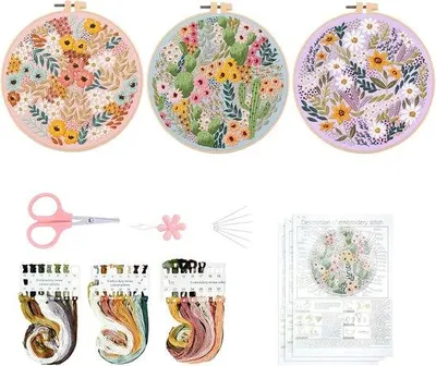 Produktbild von Famanu Stickset 3-teilig - Handgemachtes Stickset für Anfänger - Inklusive Stickrahmen, Stickgarn und Nadel (Blumenmuster)